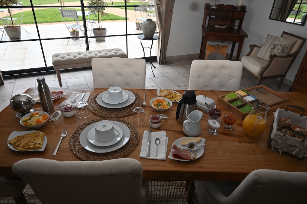 Une salle de petit déjeuner chaleureuse